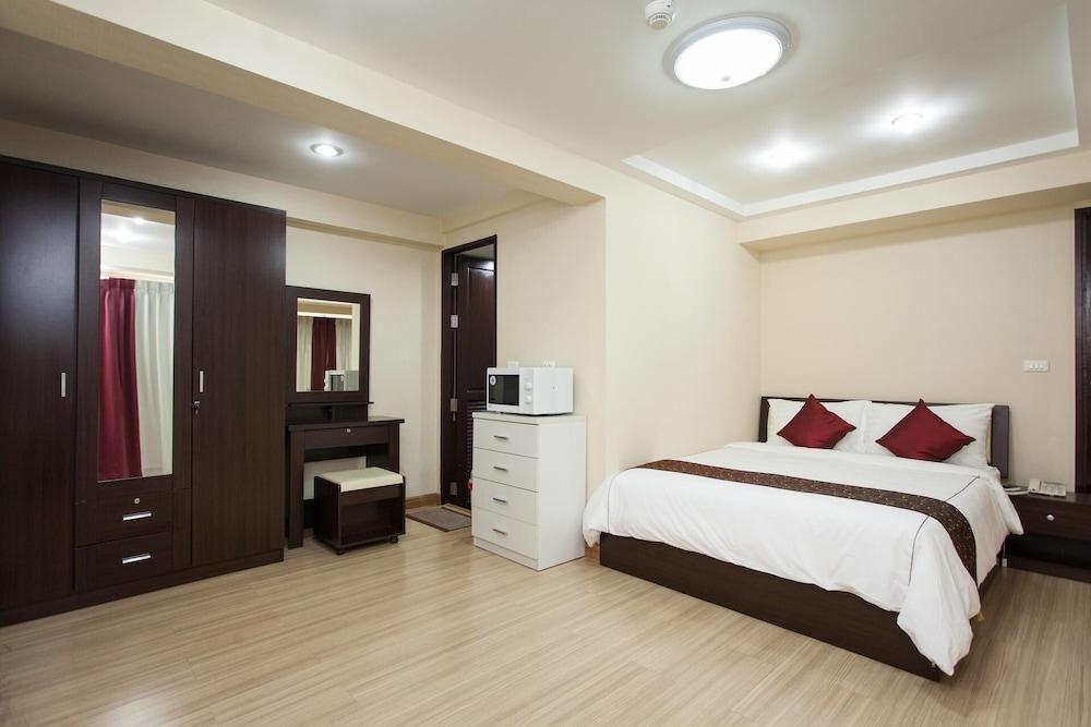 Alisha Court Hotel & Residence 방콕 외부 사진